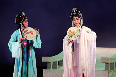 广东粤剧院二团昨晚走进顺德职院,演出粤剧《白蛇传·情》。