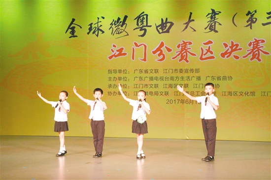 小选手们的实力不凡,一出场就赢得掌声一片。