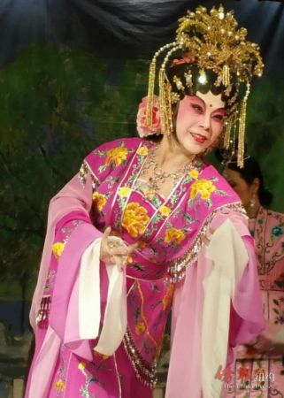 罗碧儿在舞台上唱主题曲。 罗碧儿在舞台上唱主题曲。