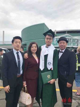 大儿子毕业,罗碧儿一家乐也融融。 (本文图片均罗碧儿提供) 大儿子毕业,罗碧儿一家乐也融融。 (本文图片均罗碧儿提供)