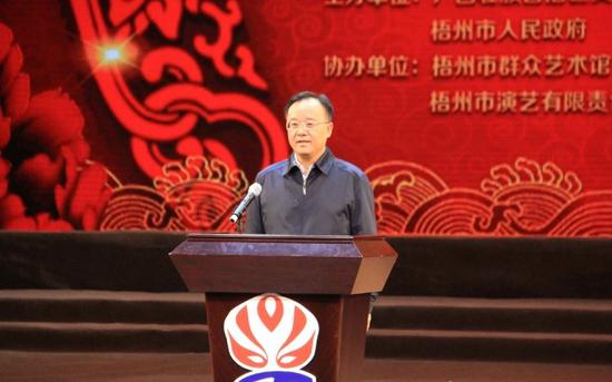 梧州市委书记、市人大常委会主任黄俊华宣布开幕 苏霞/摄
