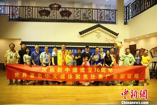 海外华文媒体高层与梧州粤剧团演员合影。　朱柳融 摄