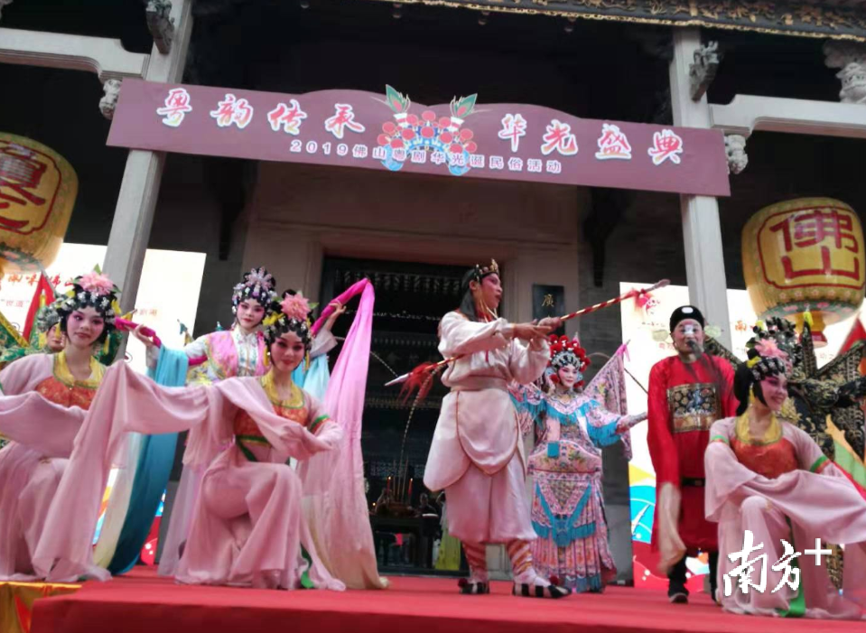 从11月1日至5日，主办方安排了五场粤剧粤曲展演活动。